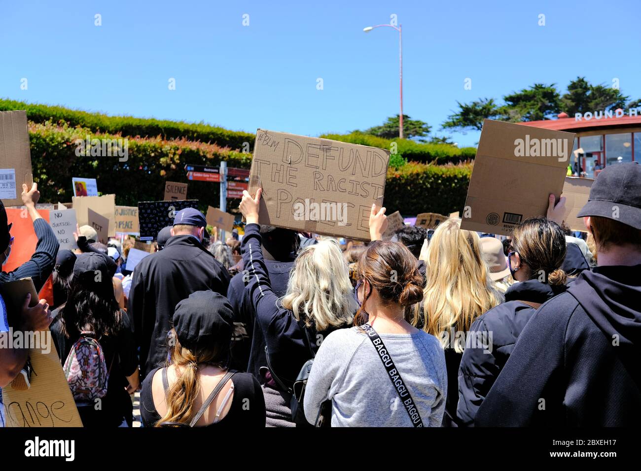 Schwarze Leben sind wichtig marsch über die Golden Gate Bridge in San Francisco, Kalifornien am 6. Juni 2020, um gegen den Tod von George Floyd zu protestieren: Defondieren Sie die Polizei. Stockfoto