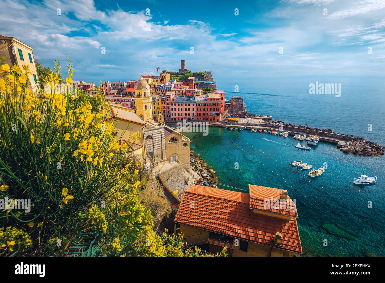 Vernazza Resort und Hafen mit Booten im Nationalpark Cinque Terre. Beliebte touristische und Reise-Standort in Ligurien, Italien, Europa Stockfoto