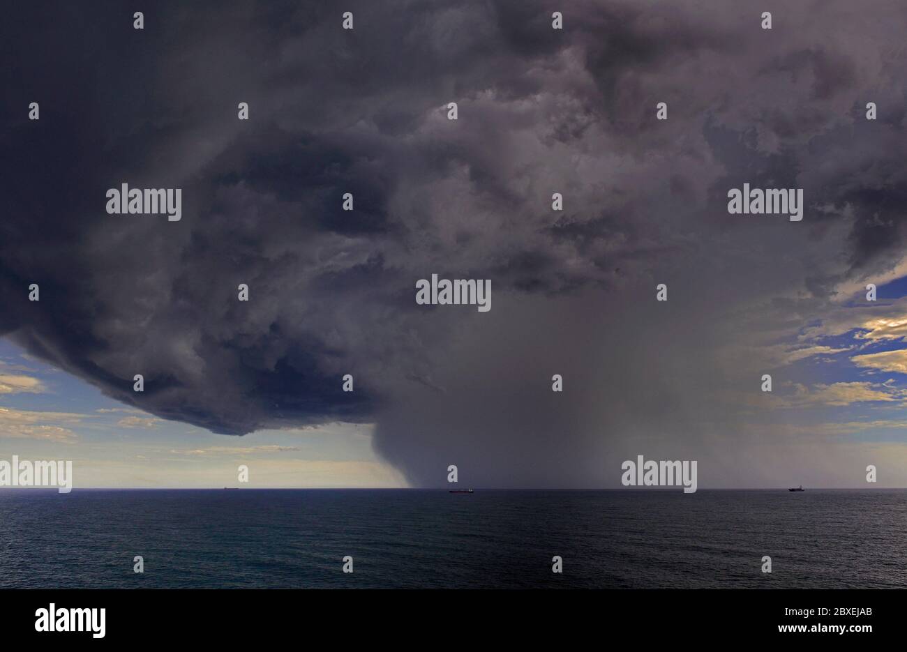 Off Shore rio grande 32.16 s 051.54 w, brasilien - 2014.02.02: Eine riesige Cumulonimbus-Wolke, die sich über dem südatlantik vor dem Himmel entwickelt Stockfoto