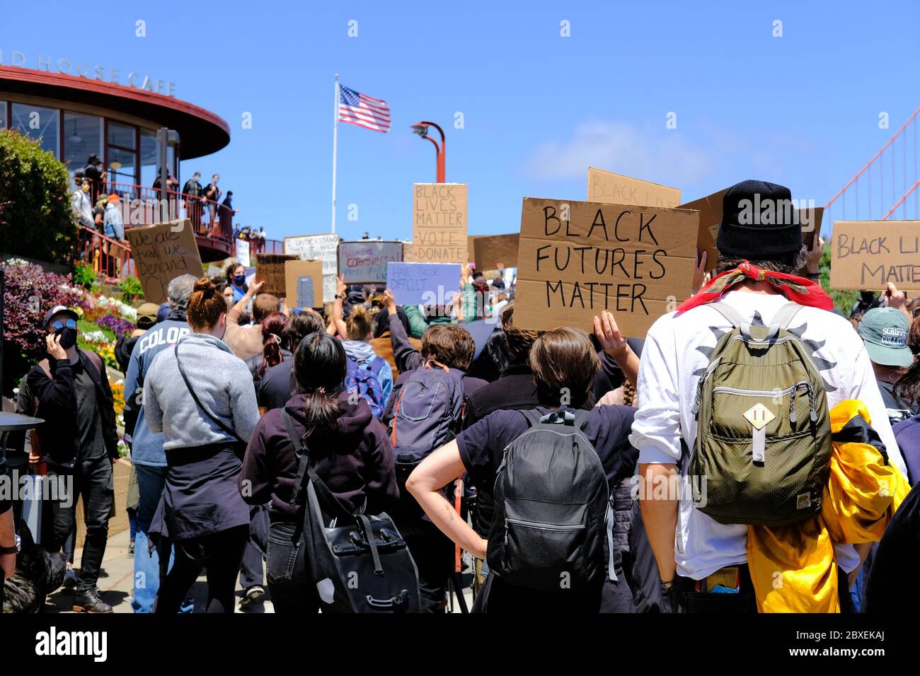 Schwarze Leben sind wichtig marsch über die Golden Gate Bridge in San Francisco, Kalifornien am 6. Juni 2020, um gegen den Tod von George Floyd: Black Futures zu protestieren. Stockfoto