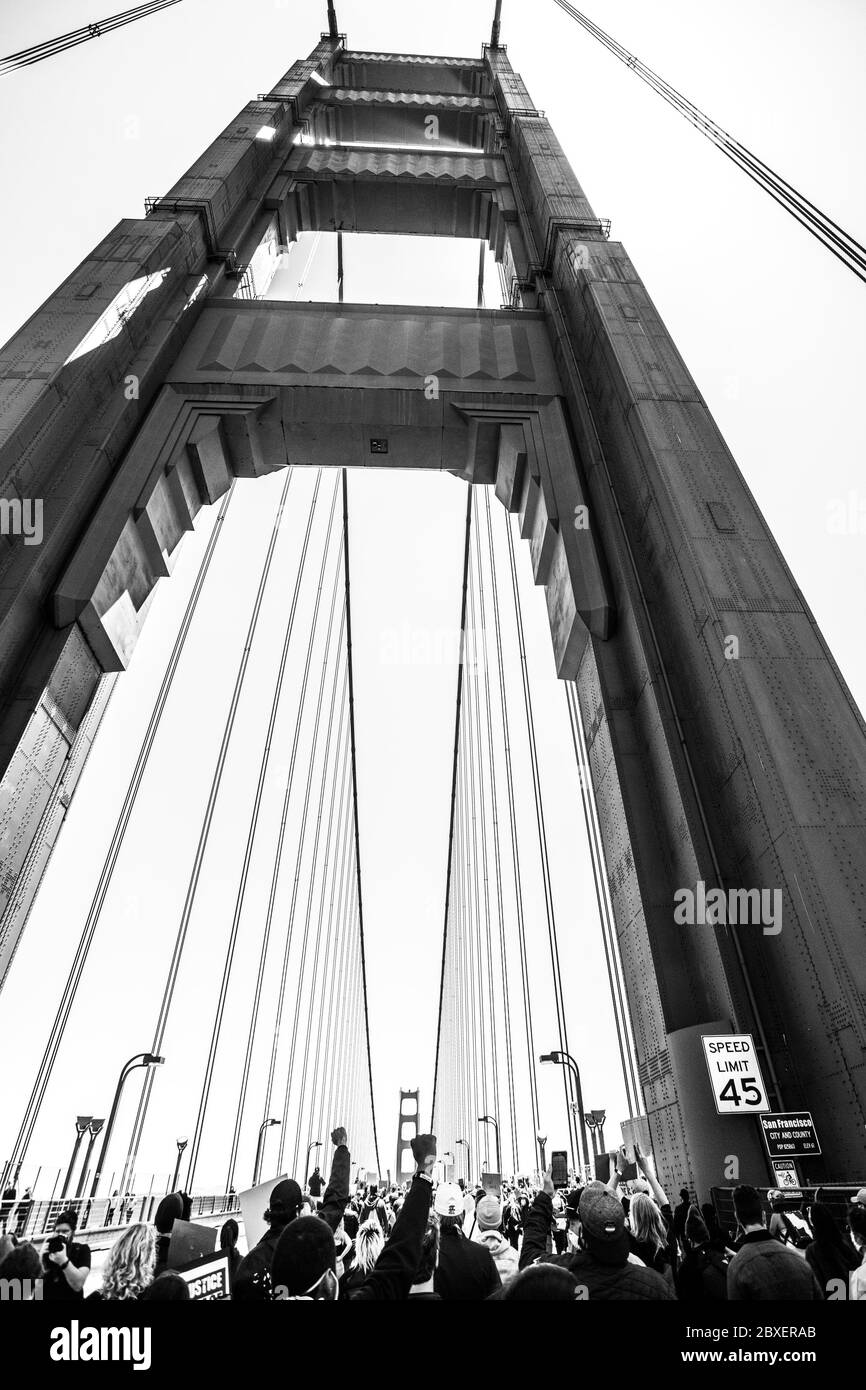 San Francisco, Kalifornien Juni 2020. Die Demonstranten demonstrieren am 6. Juni 2020 nach dem Tod von George Floyd auf der Golden Gate Bridge in Francisco, Kalifornien. Demonstranten kletterten über die Schienen und demonstrierten in den Spuren, was zu einer Abschaltung des Südverkehrs führte. ( Kredit: Chris Tuite/Image Space/Media Punch)/Alamy Live News Stockfoto