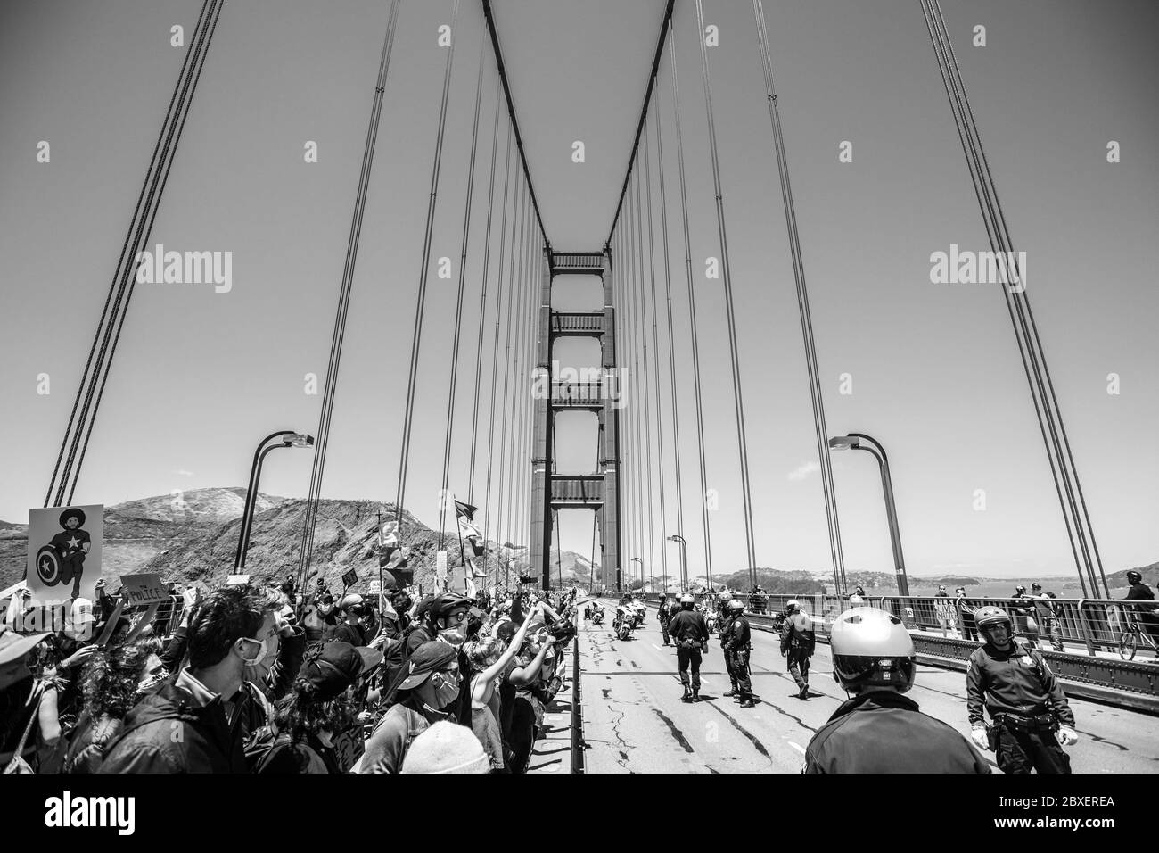 San Francisco, Kalifornien Juni 2020. Die Demonstranten demonstrieren am 6. Juni 2020 nach dem Tod von George Floyd auf der Golden Gate Bridge in Francisco, Kalifornien. Demonstranten kletterten über die Schienen und demonstrierten in den Spuren, was zu einer Abschaltung des Südverkehrs führte. ( Kredit: Chris Tuite/Image Space/Media Punch)/Alamy Live News Stockfoto