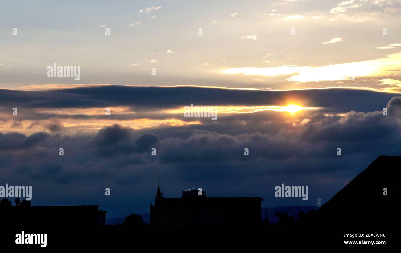 Stimmung im Himmel über der Stadt Stockfoto