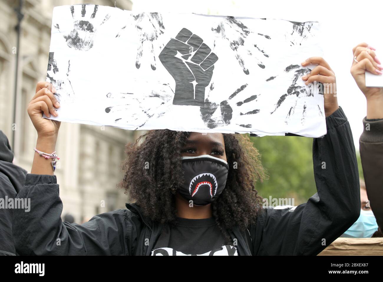 London, Großbritannien. Juni 2020. Der Protest von Black Lives Matter in London hat sich heute auf dem Parliament Square versammelt, als Demonstranten für Gerechtigkeit über den Tod von George Floyd kämpfen, der letzte Woche starb, als ein Polizeibeamter in Minneapolis sich an Floyds Hals kniete, als er sagte: "Ich kann nicht atmen". Kredit: Paul Marriott/Alamy Live News Stockfoto