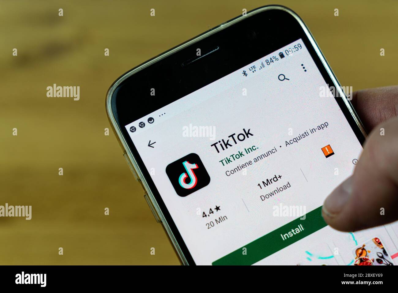 Installieren Sie die Tik Tok App auf Ihrem Handy Stockfoto