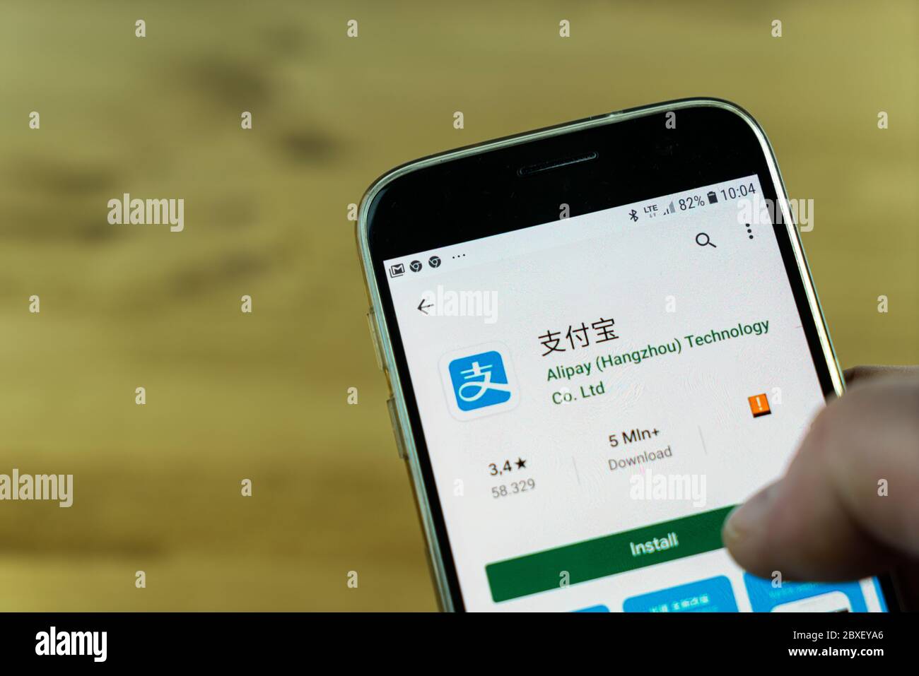 Installieren Sie die Alipay-App auf Ihrem Handy Stockfoto