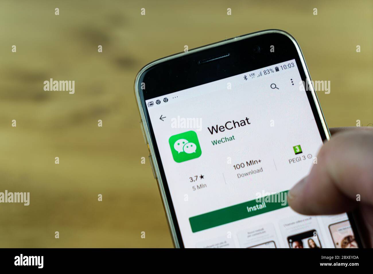 Installieren Sie die WeChat-App auf Ihrem Handy Stockfoto