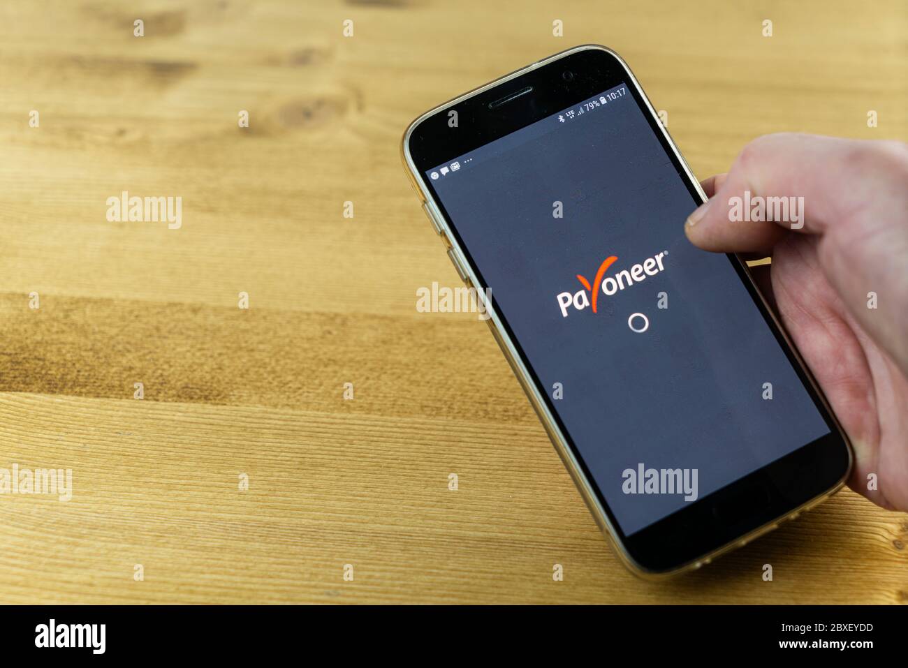 Installieren Sie die Payoneer App auf Ihrem Handy Stockfoto