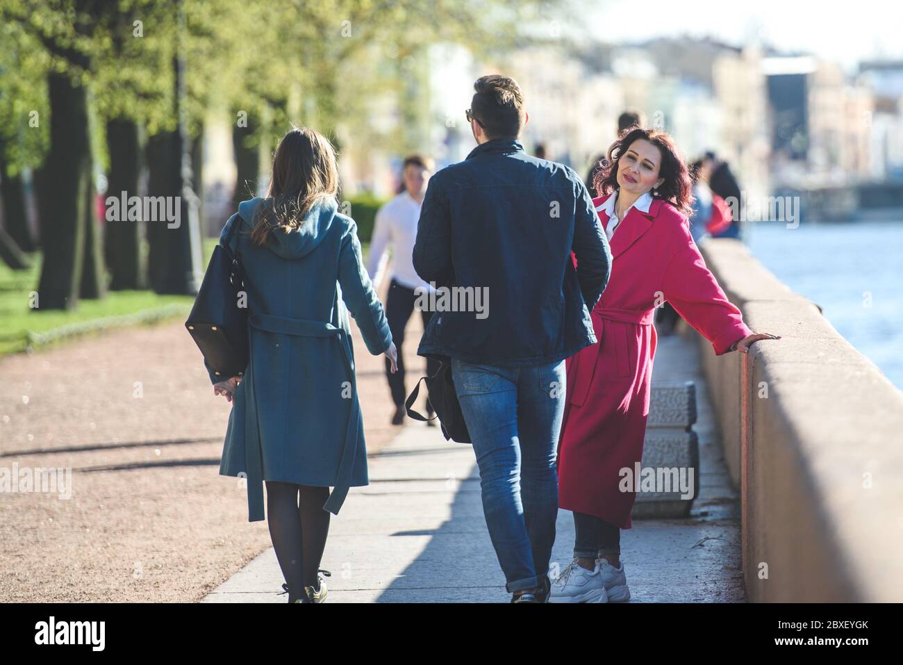 Russland, Sankt Petersburg, 23. Mai 2020:Menschen auf einem Spaziergang auf dem Damm nach der Quarantäne Stockfoto