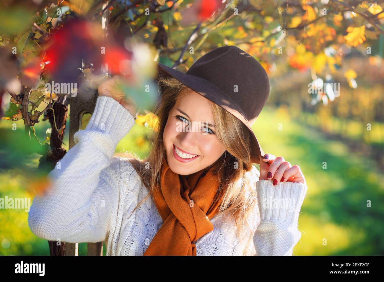 Herbst gekleidet Frau lächelnd. Porträt mit natürlichem Licht Stockfoto