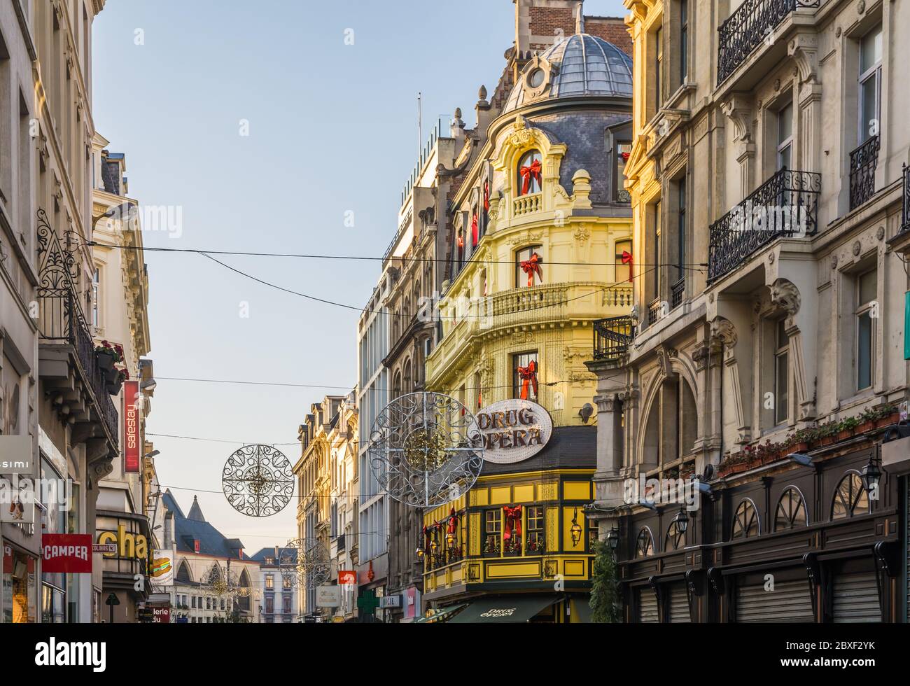 Geschäfte in der Rue Neuve (die Haupteinkaufsstraße) im Zentrum der Brüsseler Stadt - Belgien, 1. januar 2020 Stockfoto