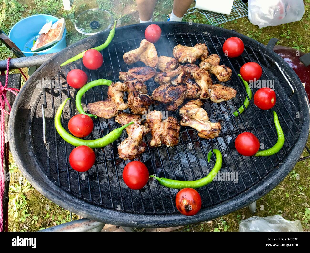 Türkischer Grill mit gegrilltem Chicken Wings Kebab, gerösteten Tomaten und grünen Chili-Paprika. Traditioneller Koch. Stockfoto