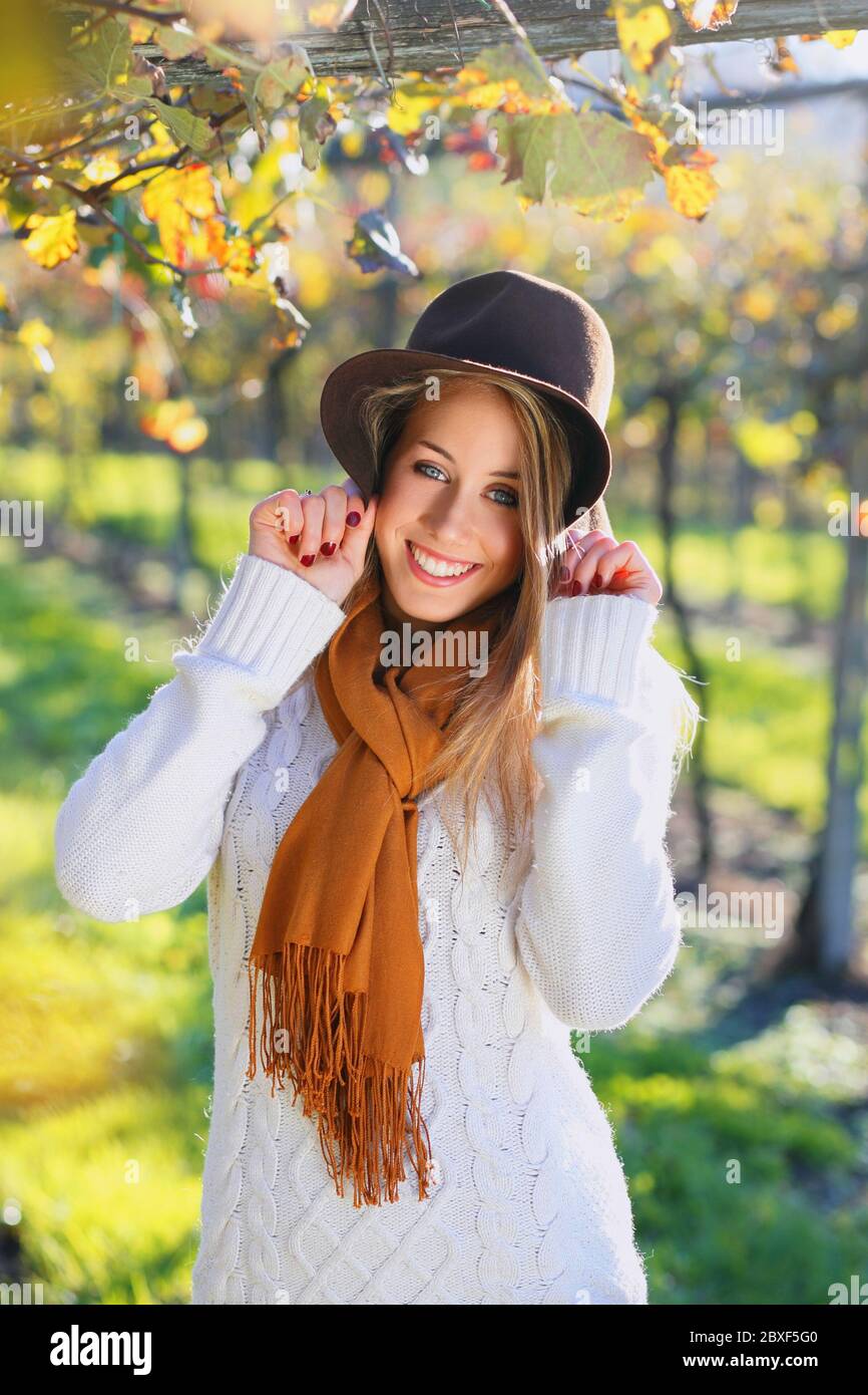 Lustige Ausdruck auf schöne Frau Gesicht . Herbstporträt Stockfoto