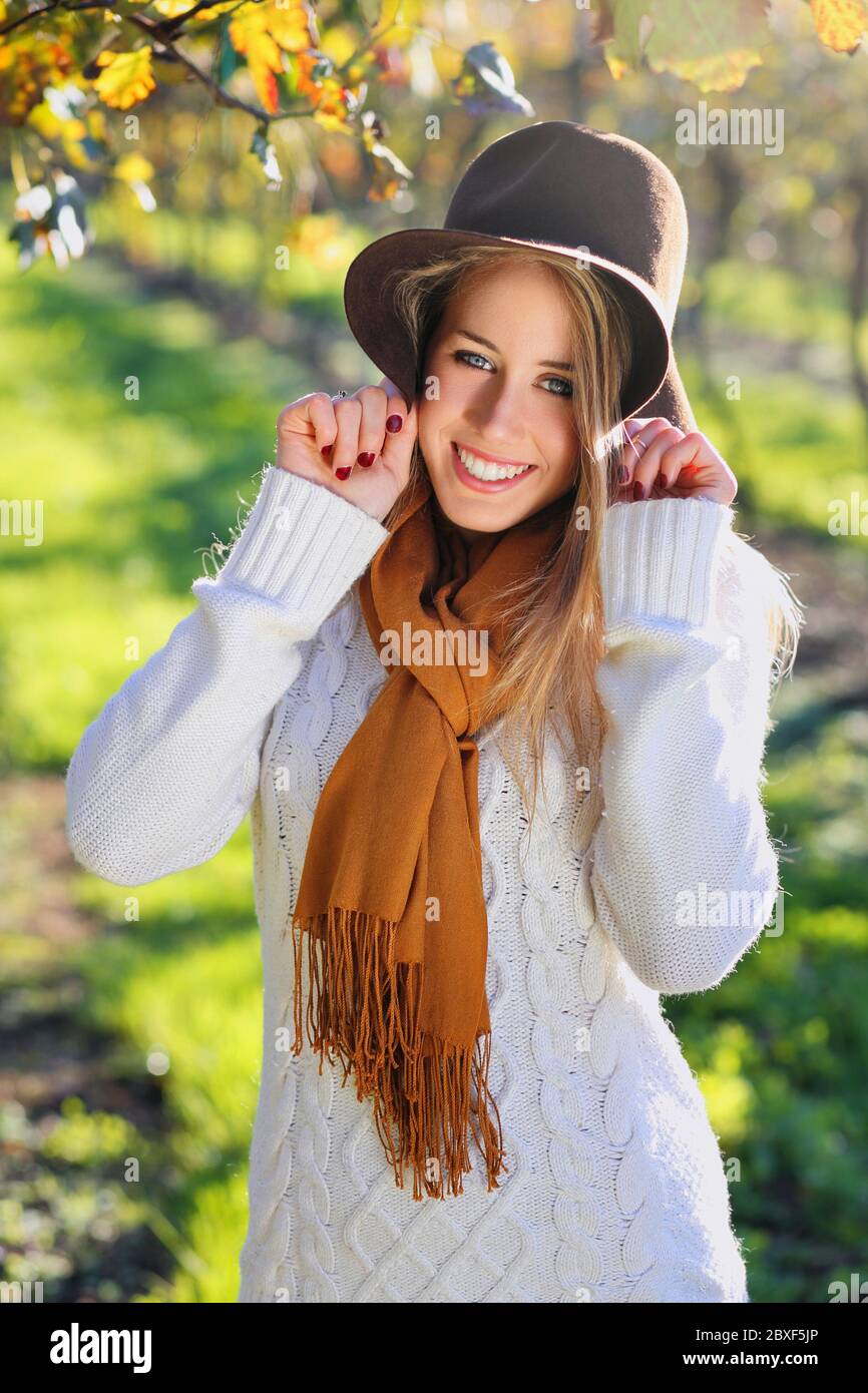 Happy Lächeln von schönen Frau Herbst gekleidet. Porträt mit natürlichem Licht Stockfoto