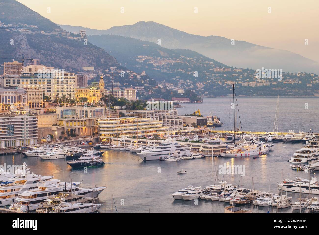 Monte Carlo Monaco, Sonnenuntergang über der Skyline der Stadt am Hafen von Ville Stockfoto