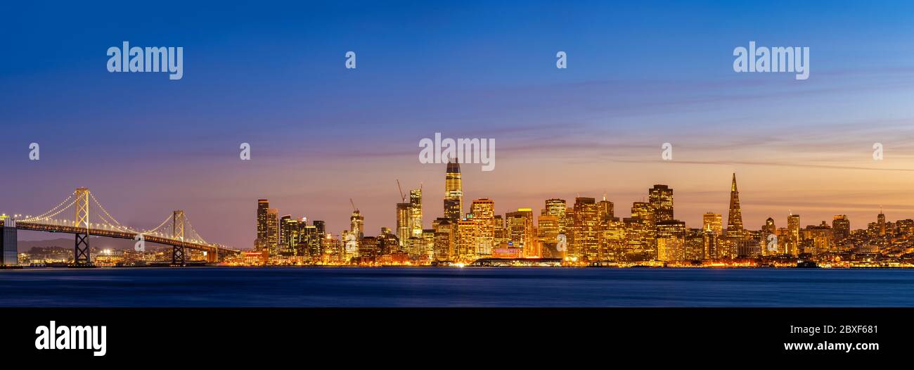 Panorama-Stadtbild von San Francisco Wolkenkratzer Gebäude mit Bay Bridge in der Dämmerung in Nordkalifornien USA Westküste, San Francisco United St Stockfoto