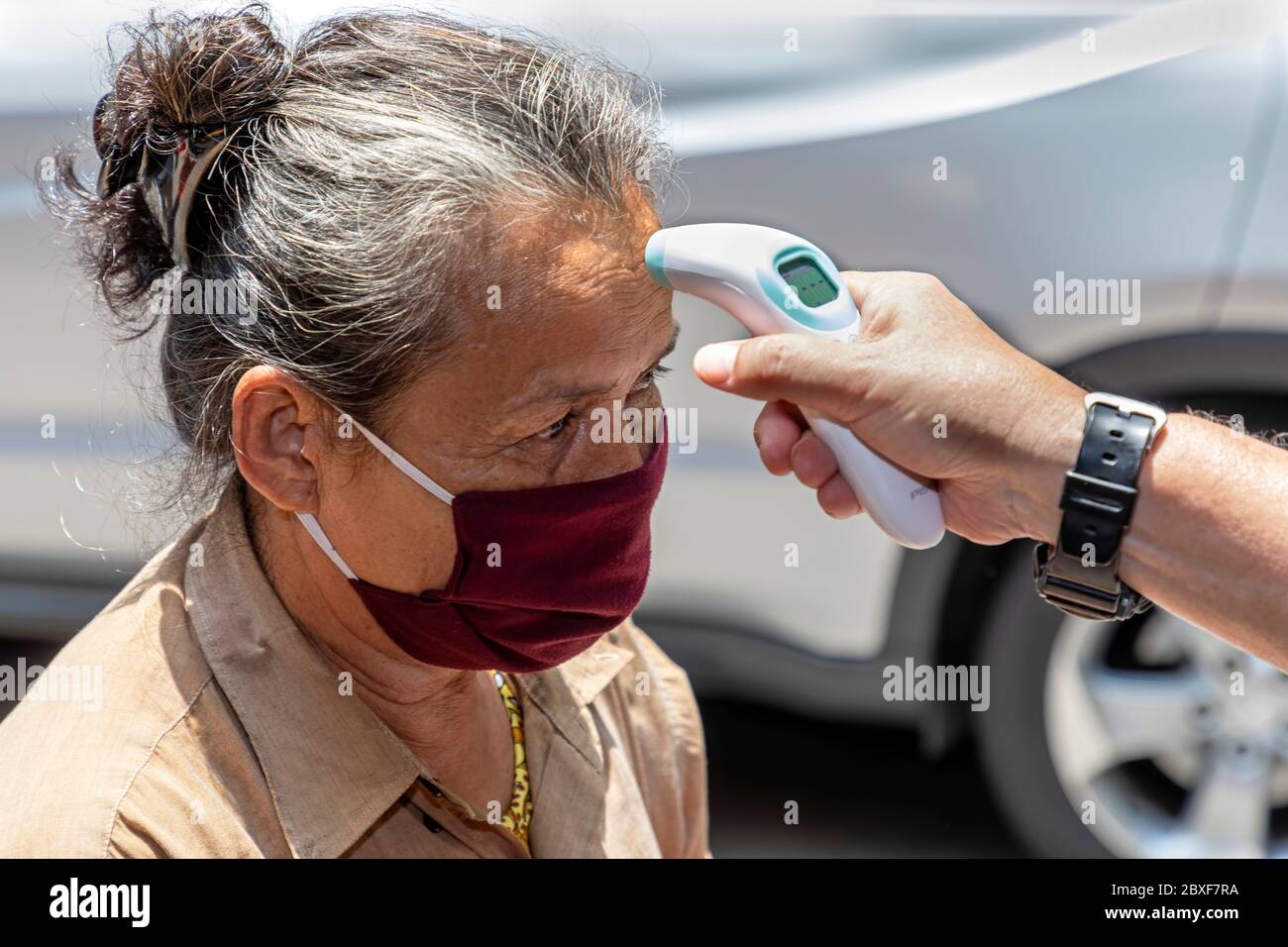 Temperaturkontrolle bei der kostenlosen Verteilung von Lebensmitteln während der Covid-Pandemie, Bangkok, Thailand Stockfoto