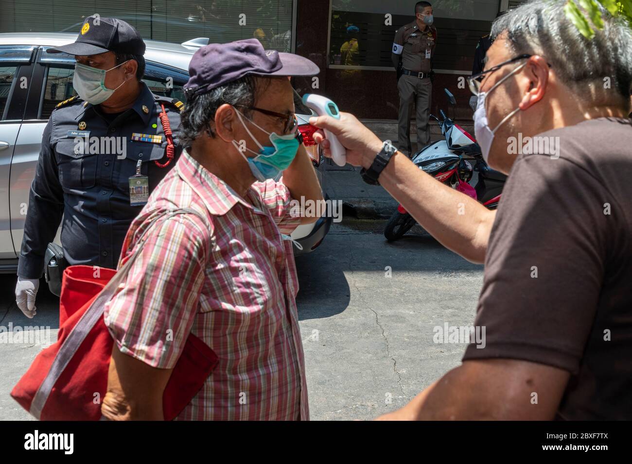 Temperaturkontrolle bei der kostenlosen Verteilung von Lebensmitteln während der Covid-Pandemie, Bangkok, Thailand Stockfoto