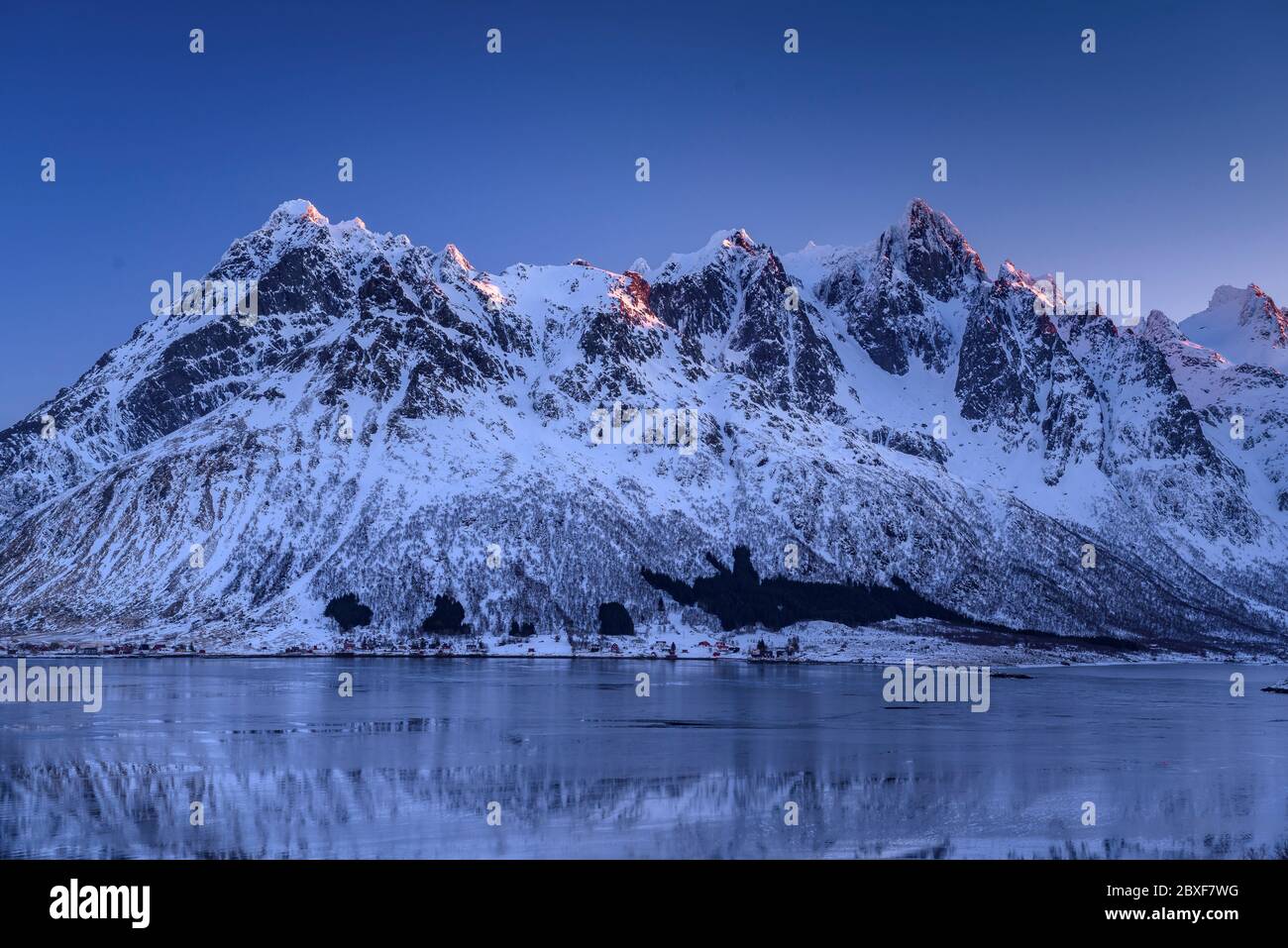 Austnesfjorden von Støvelhaugen (Insel Austvågsøya, Lofoten, Norwegen) ESP: Austnesfjorden visto desde Støvelhaugen (Lofoten, Noruega) Stockfoto