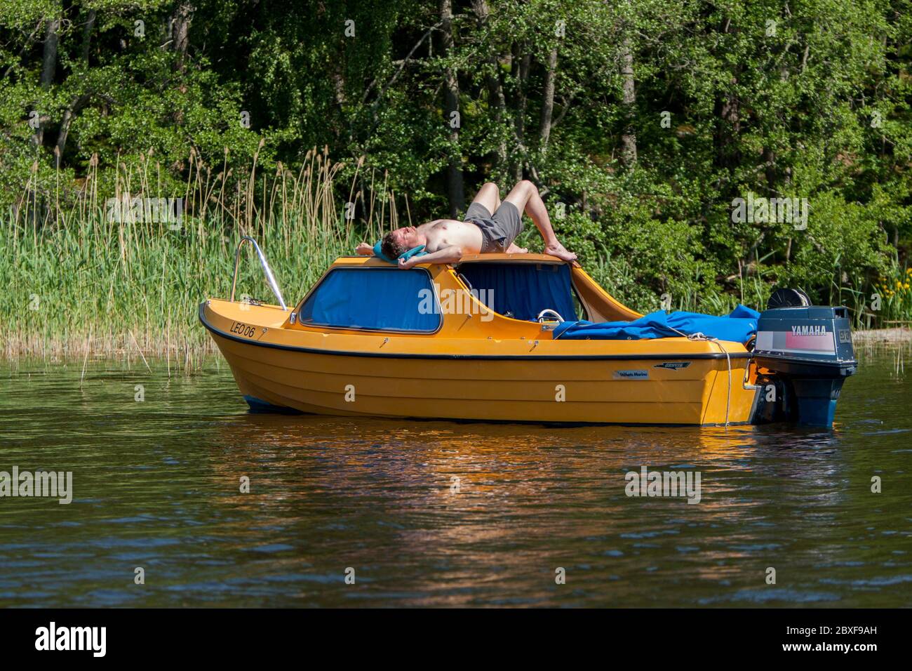 Entspannung am See an einem heißen Sommertag. Stockfoto