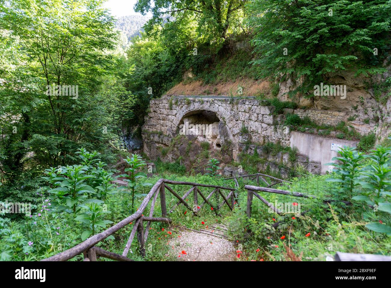 Archäologische Brücke in der Valnerina entlang des schwarzen Flusses gefunden Stockfoto