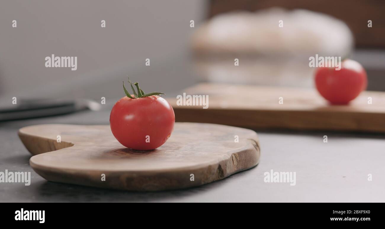 Frische rote Tomaten auf Olivenbrett Seitenansicht Stockfoto