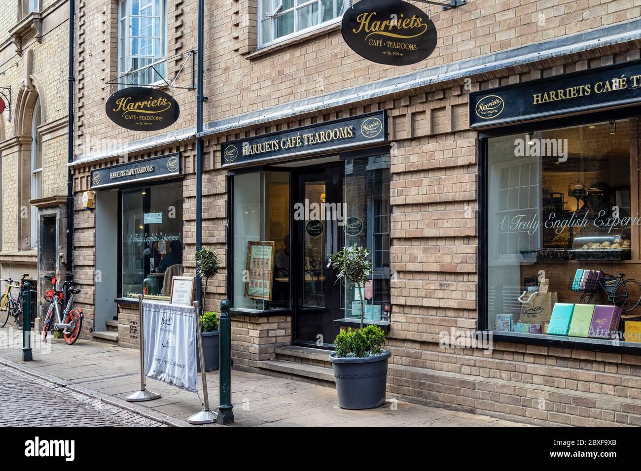 CAMBRIDGE, UK: HARRIETs Cafe Tea Room in der Green Street im Stadtzentrum Stockfoto