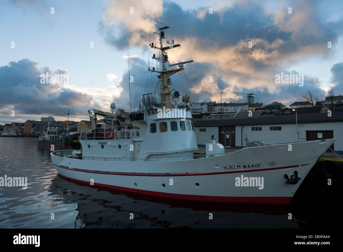 Das alte Rettungsschiff 'Hjelm Waage' hat im Hafen von Kristiansund, Møre Og Romsdal, Norwegen, festgemacht Stockfoto