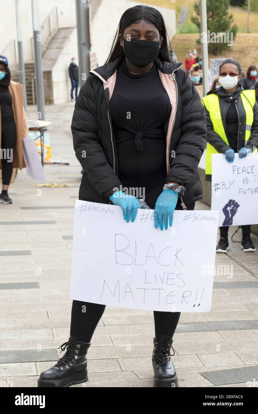 Bangor, Gwynedd, N Wales, Großbritannien. Black Lives Matter Demonstration mit sozial weit entfernten Demonstranten während der Pandemie von Covid 19 Stockfoto