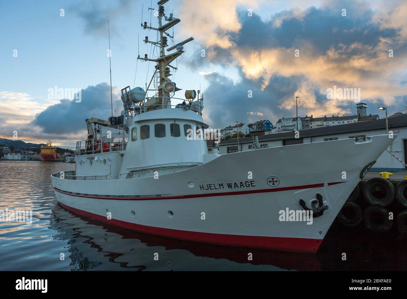 Das alte Rettungsschiff 'Hjelm Waage' hat im Hafen von Kristiansund, Møre Og Romsdal, Norwegen, festgemacht Stockfoto