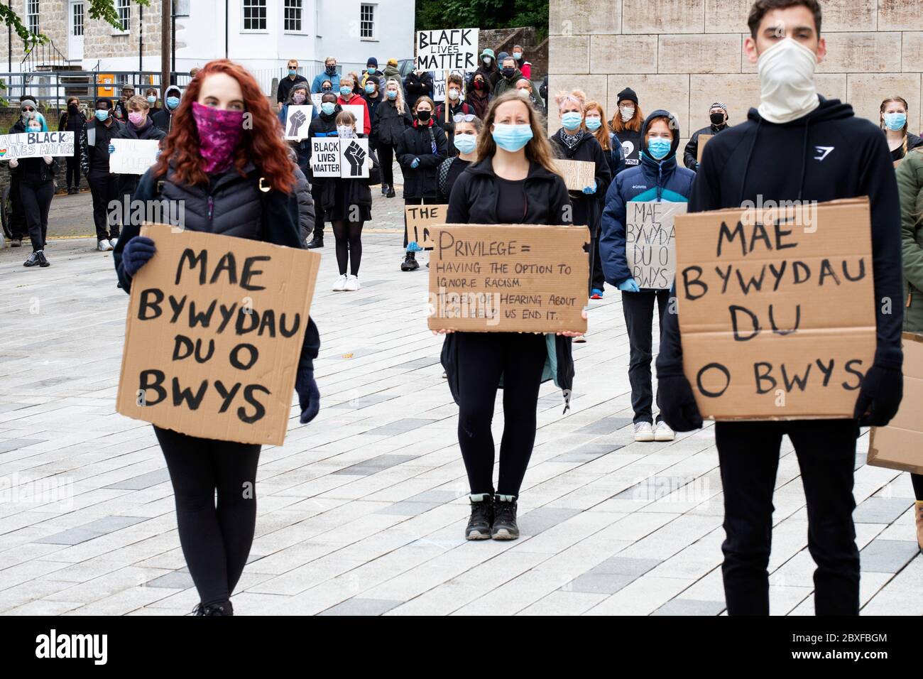 Bangor, Gwynedd, N Wales, Großbritannien. Black Lives Matter Demonstration mit sozial weit entfernten Demonstranten während der Pandemie von Covid 19 Stockfoto