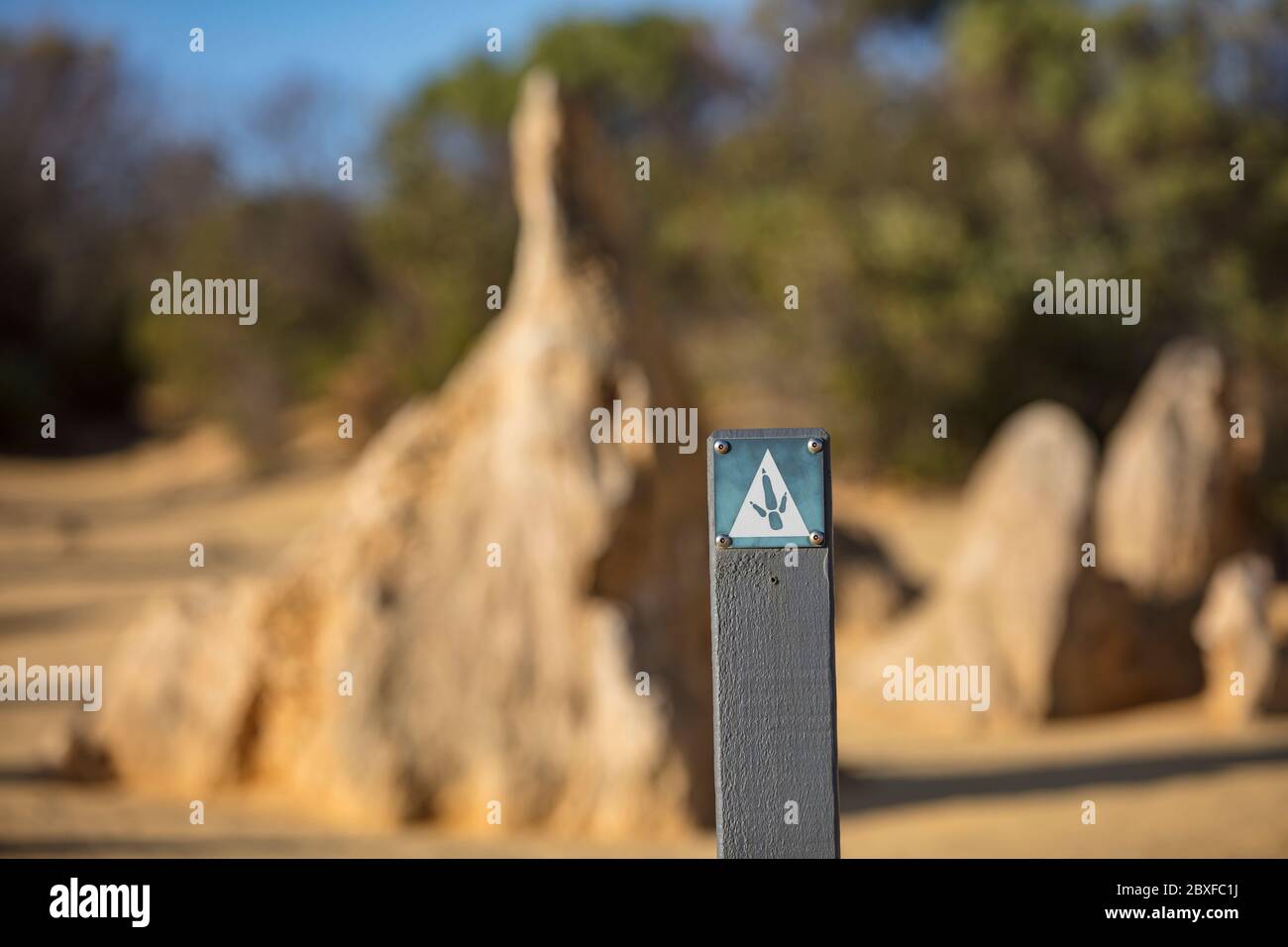 Nambung National Park, Australien, 7. November 2019 : Zeichen, das das Vorsein von Dinosaurierfußabdrücken im Nambung National Park, West Australi anzeigt Stockfoto