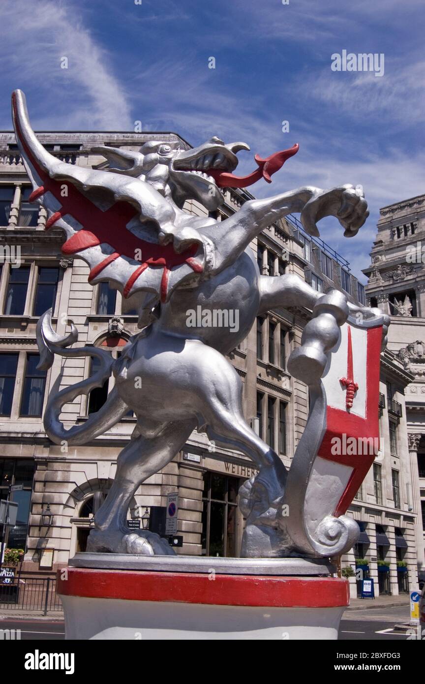 Ein Drache, der einen Schild des Heiligen Georg an einem der Eingänge zur City of London hält. Öffentliches Denkmal auf öffentlichen Display seit über 50 Jahren. Stockfoto