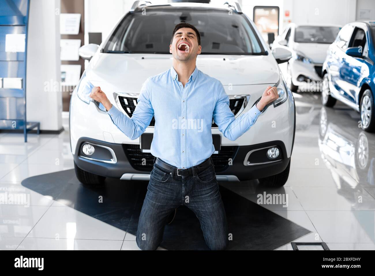 Aufgeregt Mann Schreien Schüttelnde Fäuste Kauf Neues Auto Stockfoto