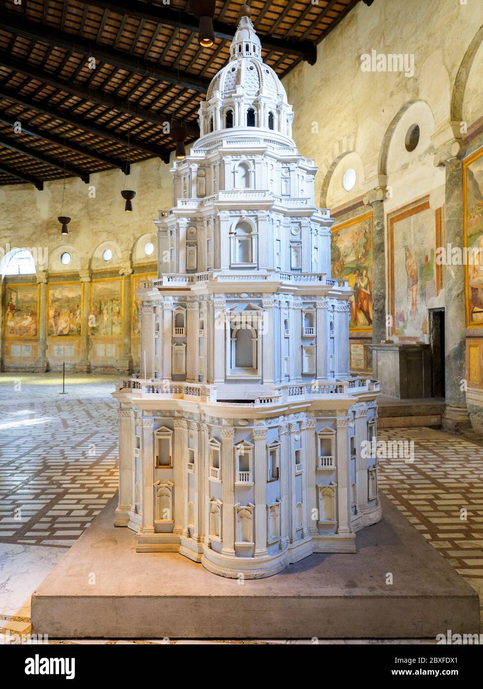 Das barocke Holztabernakel von Giovanni Gentner in der Basilica di Santo Stefano Rotondo al Celio - Rom. Italien Stockfoto