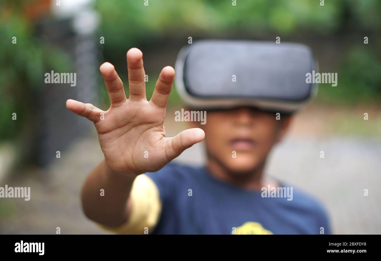 Junge trägt VR-Gerät, überrascht über die virtuelle Realität Stockfoto