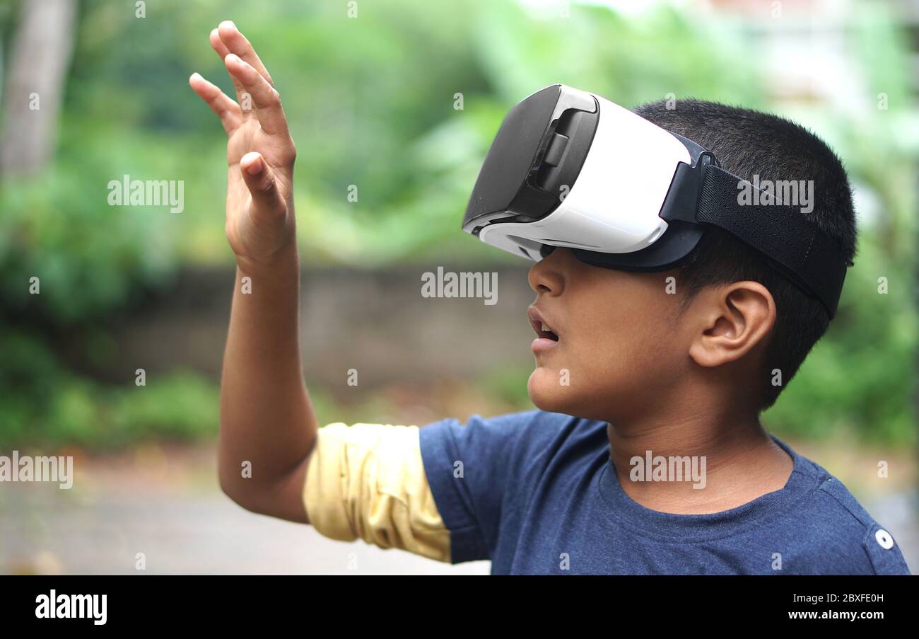 Junge trägt VR-Gerät, überrascht über die virtuelle Realität Stockfoto