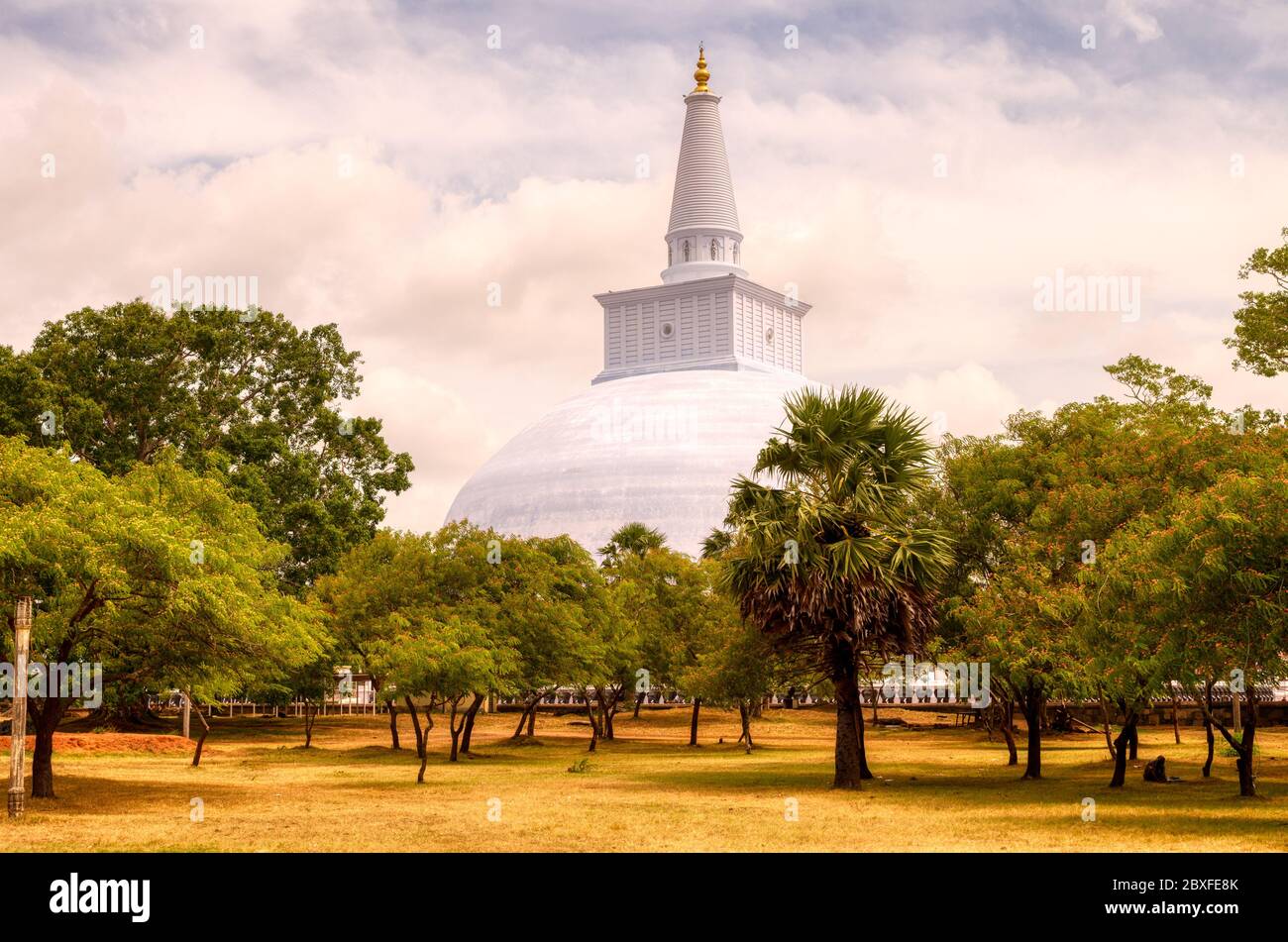 Anuradhapura. World Heritage Site, war ein weiterer der alten Hauptstädte von Sri Lanka, in denen archäologische Stätten in verschiedenen Staaten von con gefunden werden Stockfoto