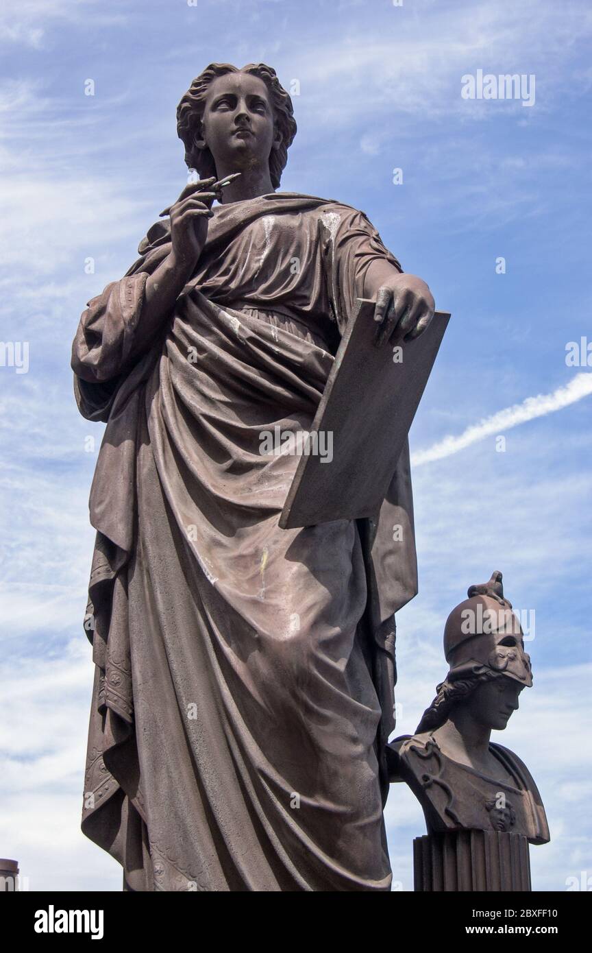 Viktorianische Statue der allegorischen Figur, die Kunst auf der Seite des Holborn Viadukts in der City of London darstellt. Seit über 100 Jahren öffentlich ausgestellt Stockfoto