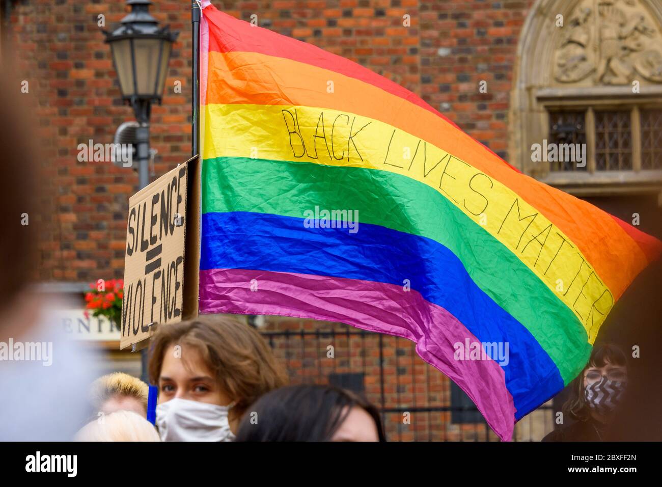 Breslau, Polen, 06.06.2020 - Regenbogen-Flagge mit den Worten "Black Lives Matter" auf polnischem friedlichen Protest gegen Rassismus und Hass in Breslau. Stockfoto