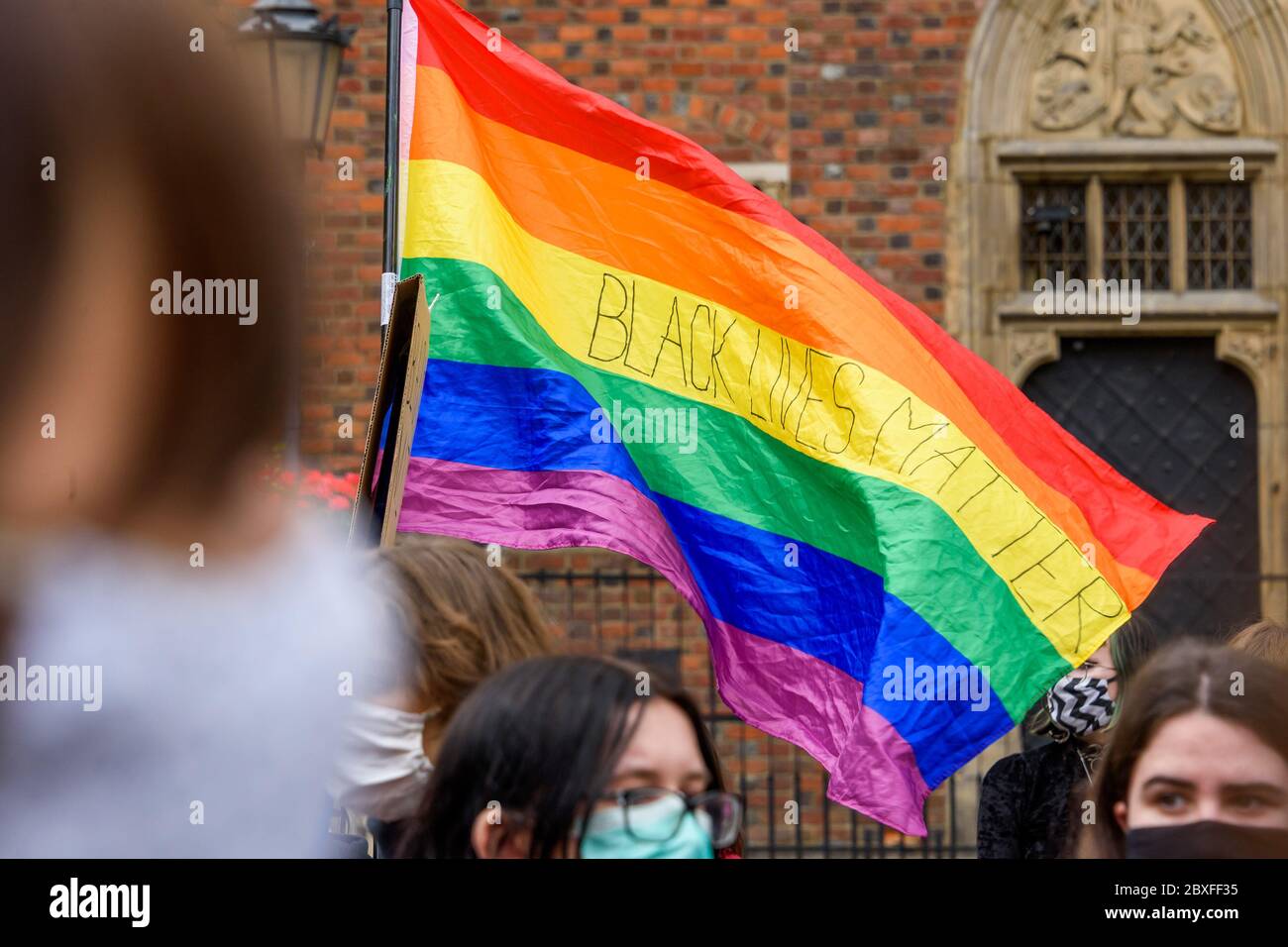 Breslau, Polen, 06.06.2020 - Regenbogen-Flagge mit den Worten "Black Lives Matter" auf polnischem friedlichen Protest gegen Rassismus und Hass in Breslau. Stockfoto