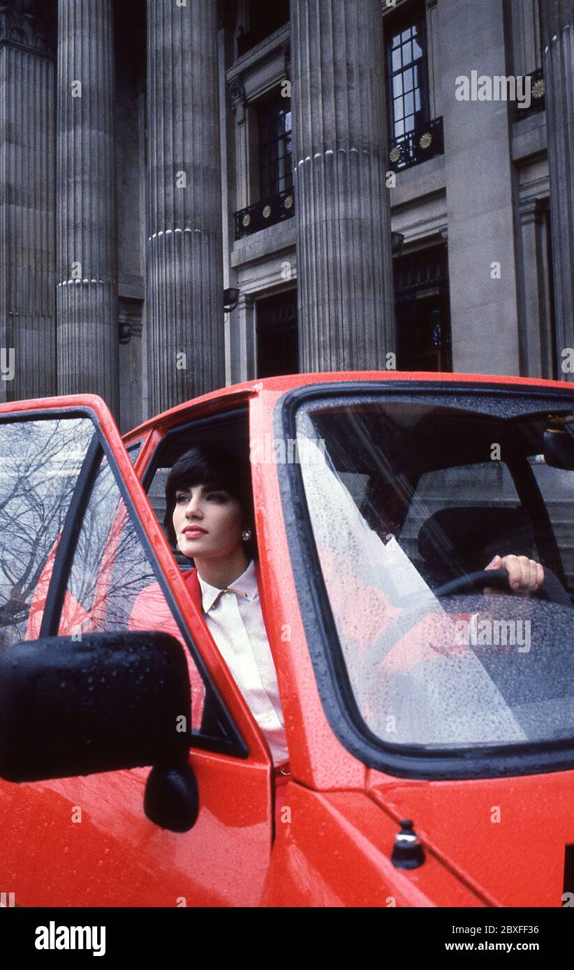 Junge Frau mit ihrem Ford Fiesta Finesse 1986 in London Stockfoto