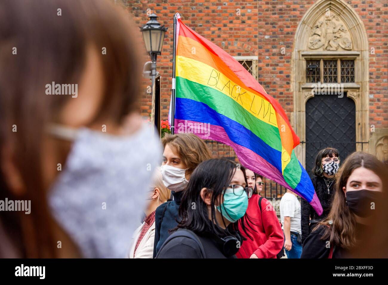 Breslau, Polen, 06.06.2020 - Regenbogen-Flagge mit den Worten "Black Lives Matter" auf polnischem friedlichen Protest gegen Rassismus und Hass in Breslau. Stockfoto