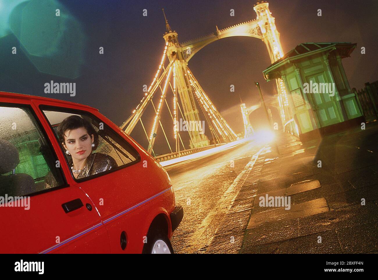 Junge Frau mit ihrem Ford Fiesta Finesse 1986 in London Stockfoto