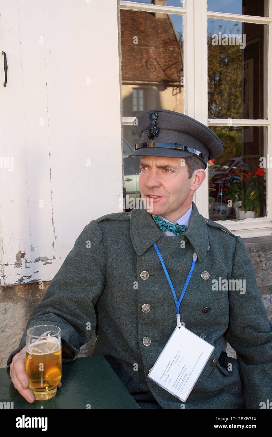 Schicke Kleidung in Vezelay während des Beaujolais Run 2011 Stockfoto