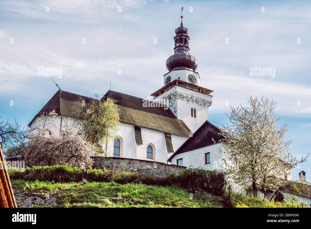 Pfarrkirche des heiligen Johannes des Evangelisten in Banska Bela Dorf, Slowakische republik. Religiöse Architektur. Ort der Anbetung. Stockfoto