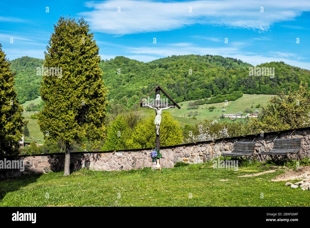 Kreuzigung Jesu Christi, Pfarrkirche des heiligen Johannes des Evangelisten in Banska Bela, Slowakische republik. Ort der Anbetung. Stockfoto