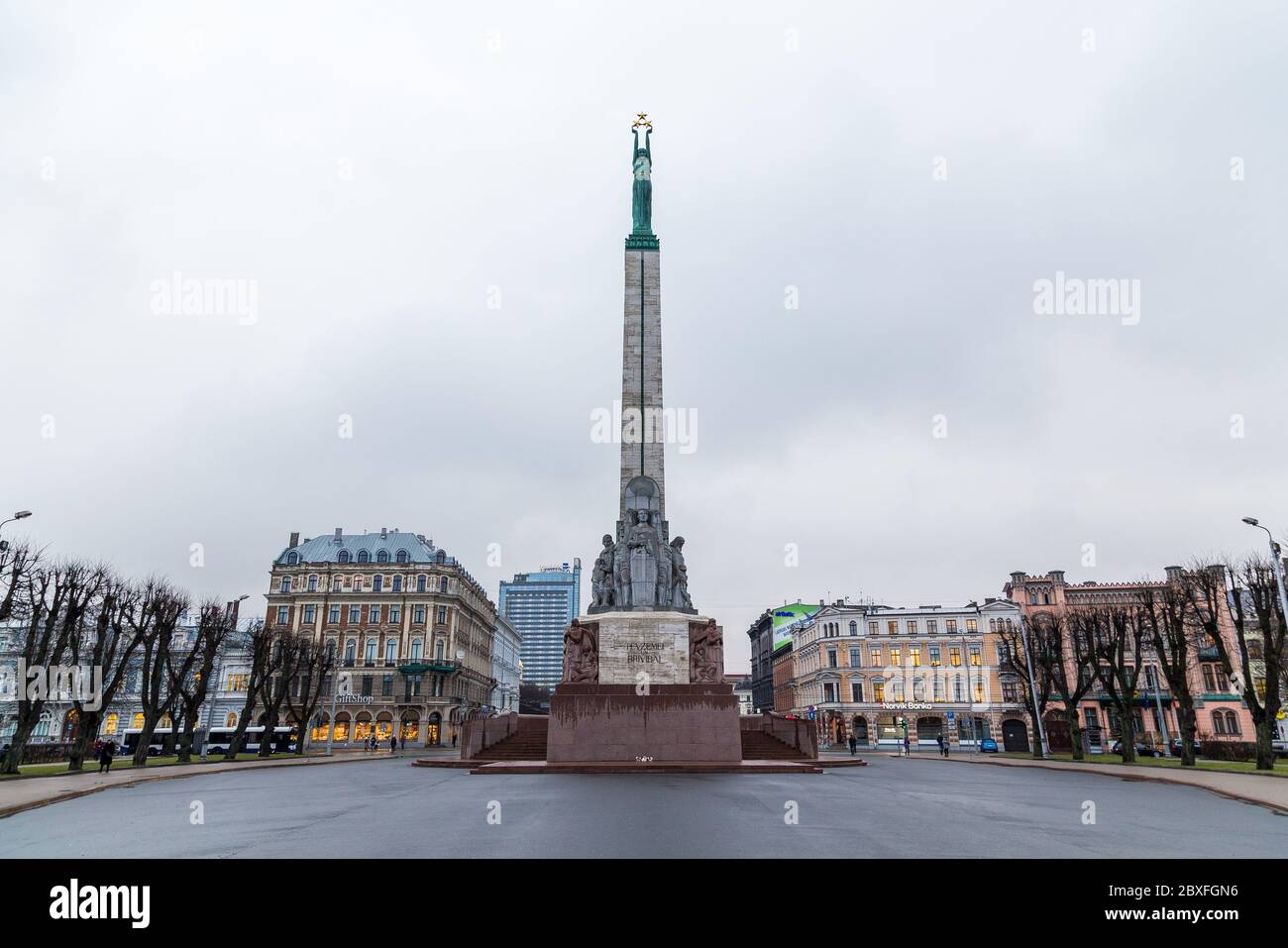 RIGA, LETTLAND - 2. JAN 2017: Die Vorderseite des Freiheitsdenkmals im Zentrum von Riga während des Tages im Winter. Das Denkmal ist denen gewidmet, die l Stockfoto