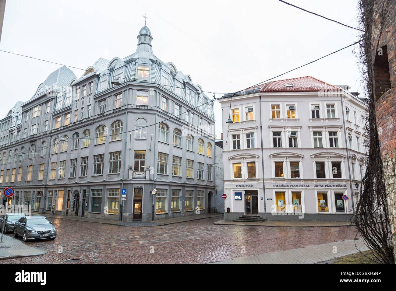 RIGA, LETTLAND - 2. JAN 2017: Architektur im Zentrum von Riga während des Tages, die die Fassaden der Gebäude zeigt. Stockfoto