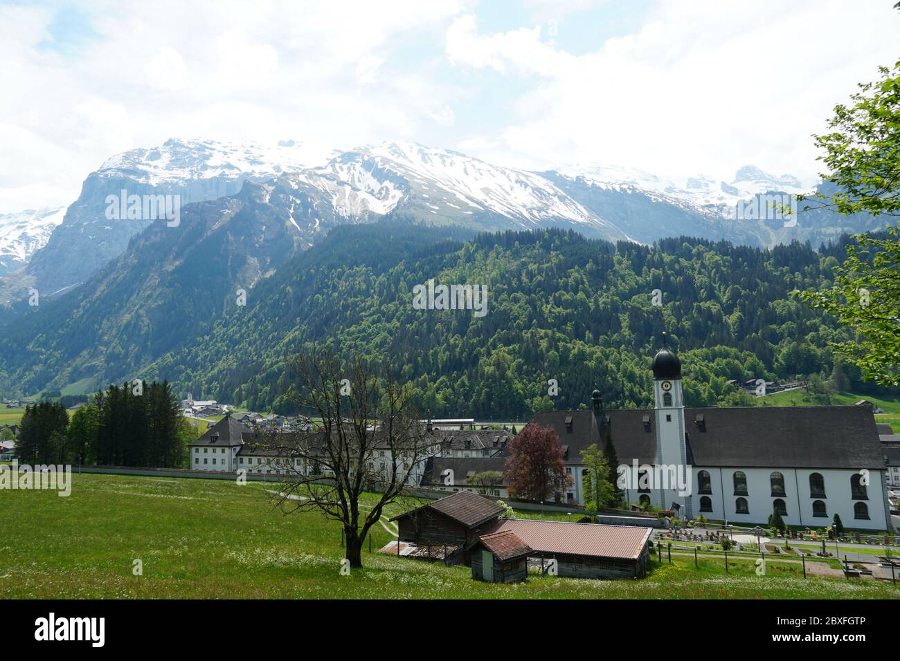 Engelberg / Schweiz - 05 09 2020: Kloster Engelberg, Benediktinerkloster mit Friedhof. Alp Berge sind im Hintergrund. Stockfoto